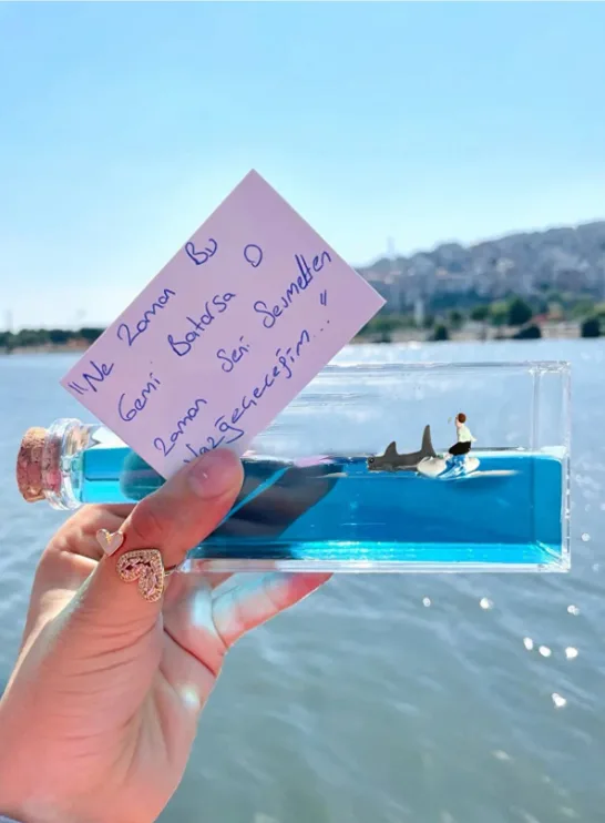 Batmayan Gemi Dikdörtgen Şişe Masa Üstü Dekorasyon (Sörf Temalı)